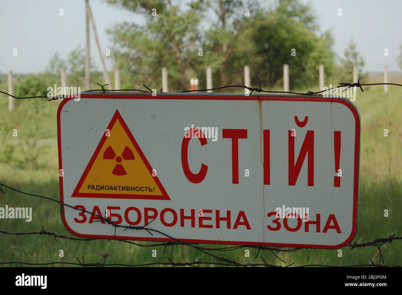 Warnschild in der Tschernobyl-Zone auf Ukrainisch: Halt!ein Sperrgebiet! Stockfoto