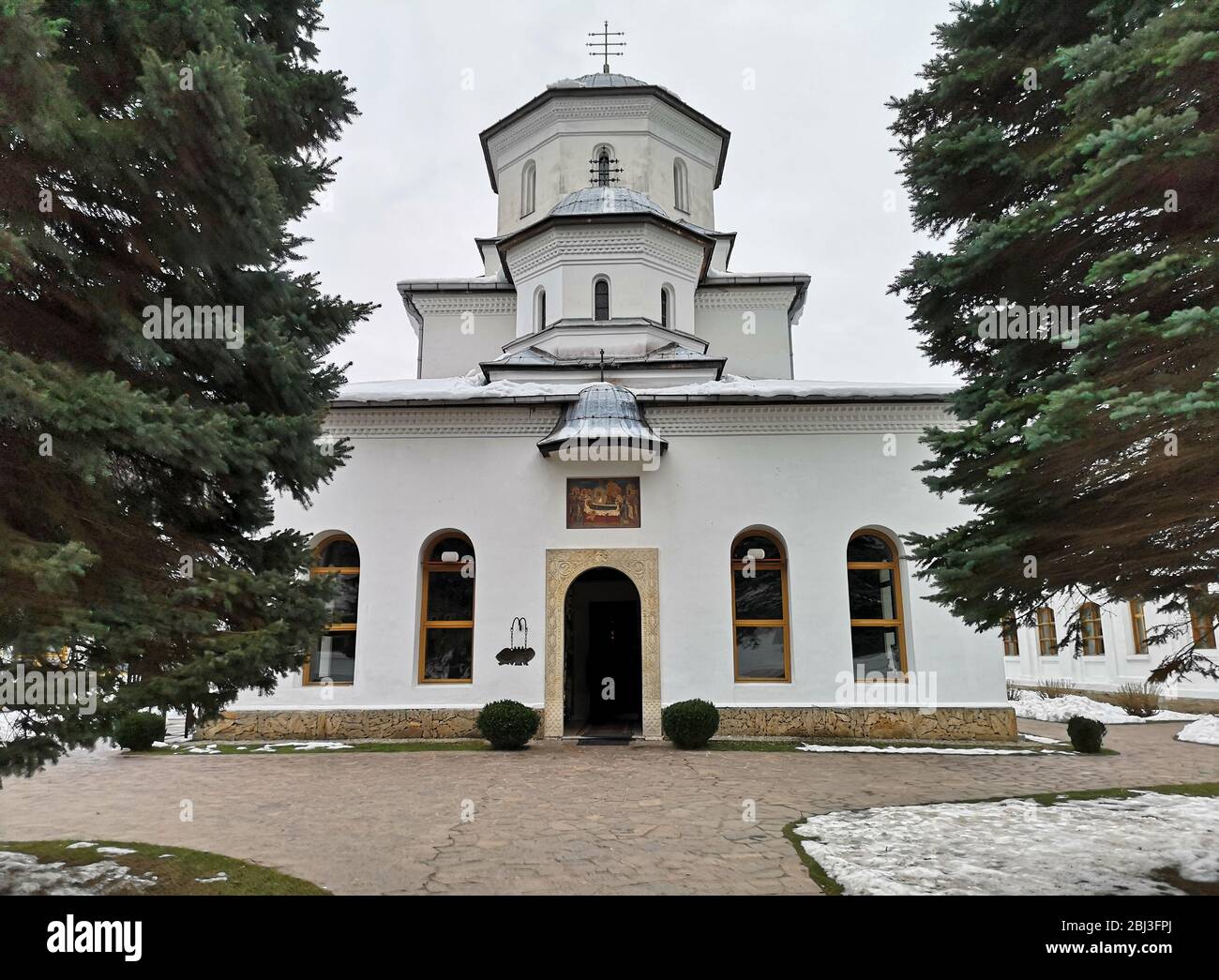 Die Fassade des Klosters Tismana in Gorj, Rumänien, ein orthodoxer ort im byzantinischen Stil und ein berühmtes Ziel für spirituelle Reisen in EAS Stockfoto