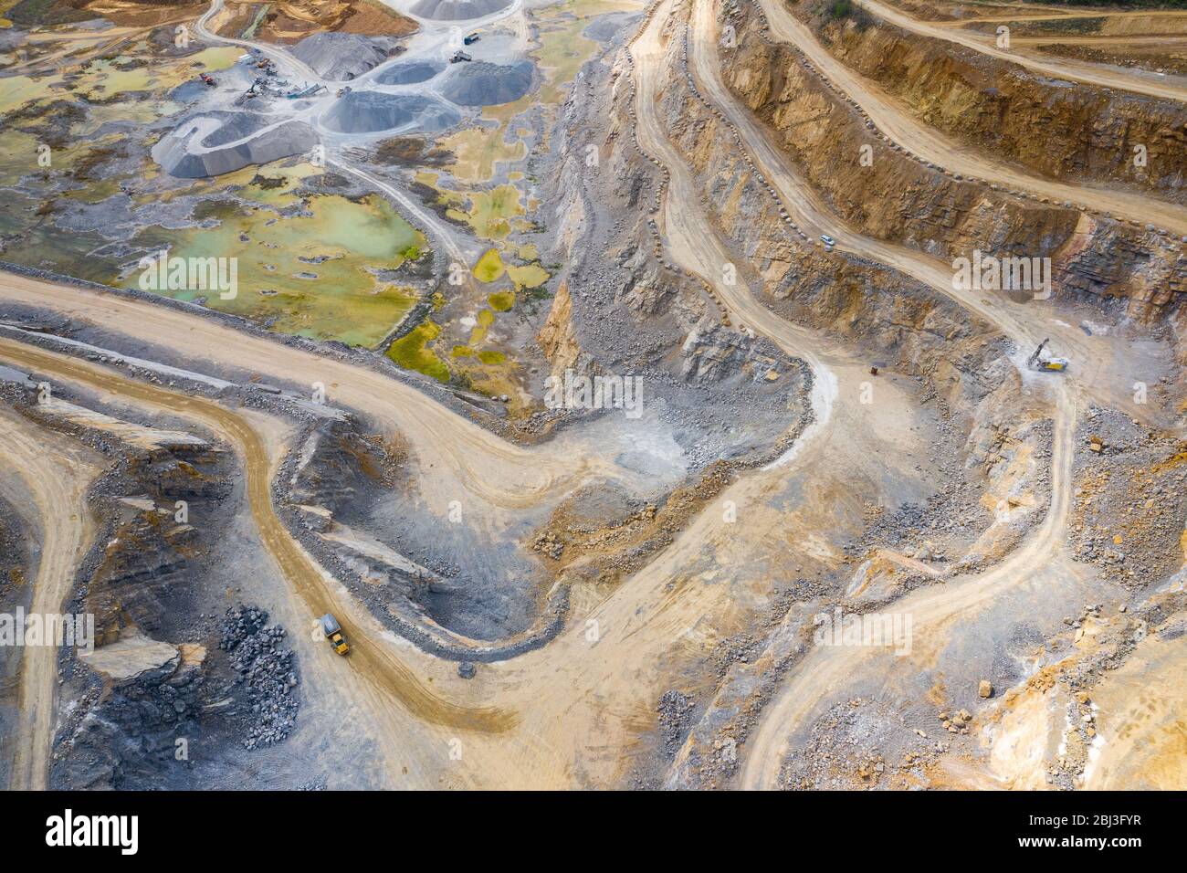Bergbau von oben. Industrieterrassen auf Tagebau Mineralmine. Luftaufnahme des Tagebaus. Ausgrabungen Der Dolomitenmine. Rohstoffindustrie. Riesig Stockfoto