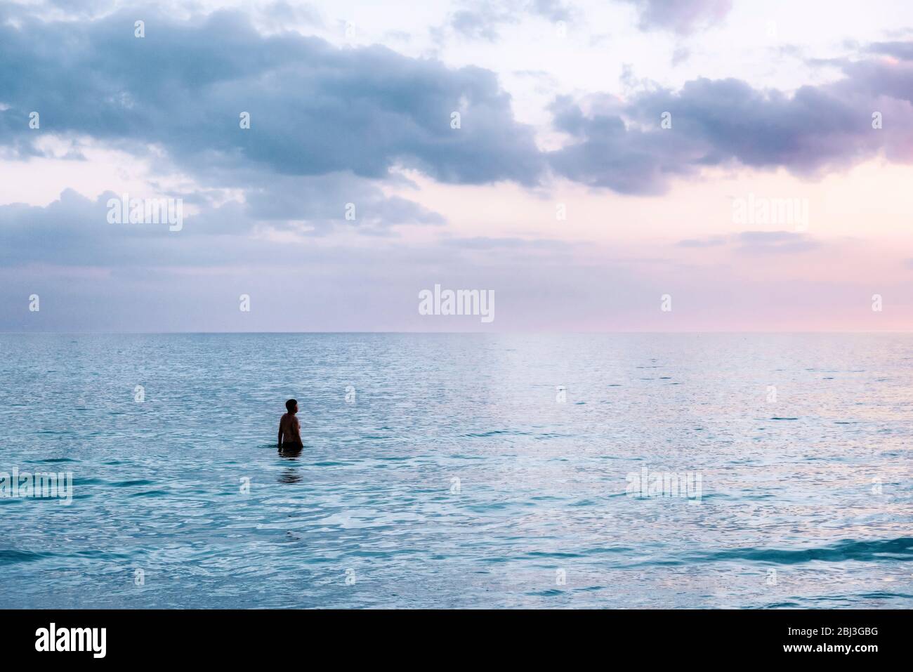 Einsamer Mann im tropischen Meerwasser am Siesta Key Beach in Florida. Stockfoto