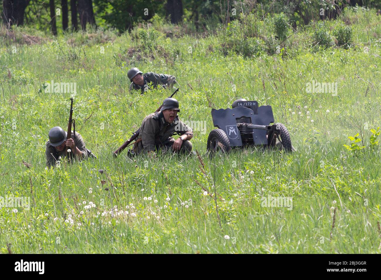 Kiew, Ukraine - 09. Mai 2018: Wehrmachtssoldaten mit Panzerabwehrkanonen kämpfen. Historische Rekonstruktion im Jahrestag des Sieges in der Welt Stockfoto