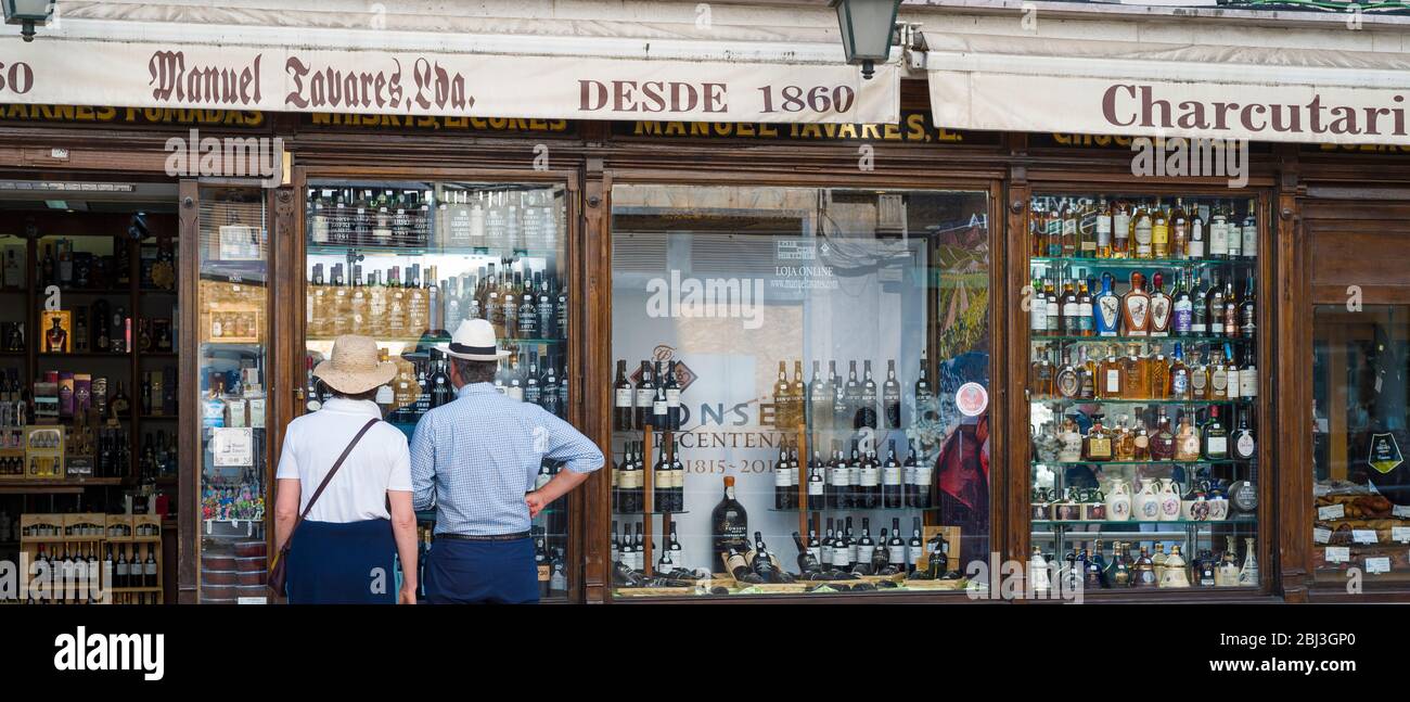 Touristen suchen im Fenster des berühmten Manuelle Tavor Shop in Rua de Betesga, Praca de Figueira in Lissabon, Portugal Stockfoto