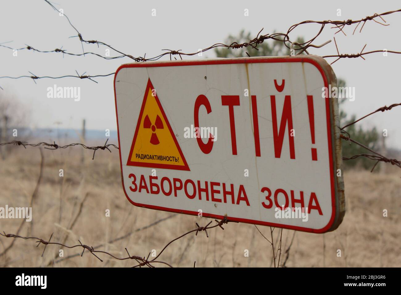 Warnschild in der Tschernobyl-Zone auf Ukrainisch: Halt!ein Sperrgebiet! Stockfoto