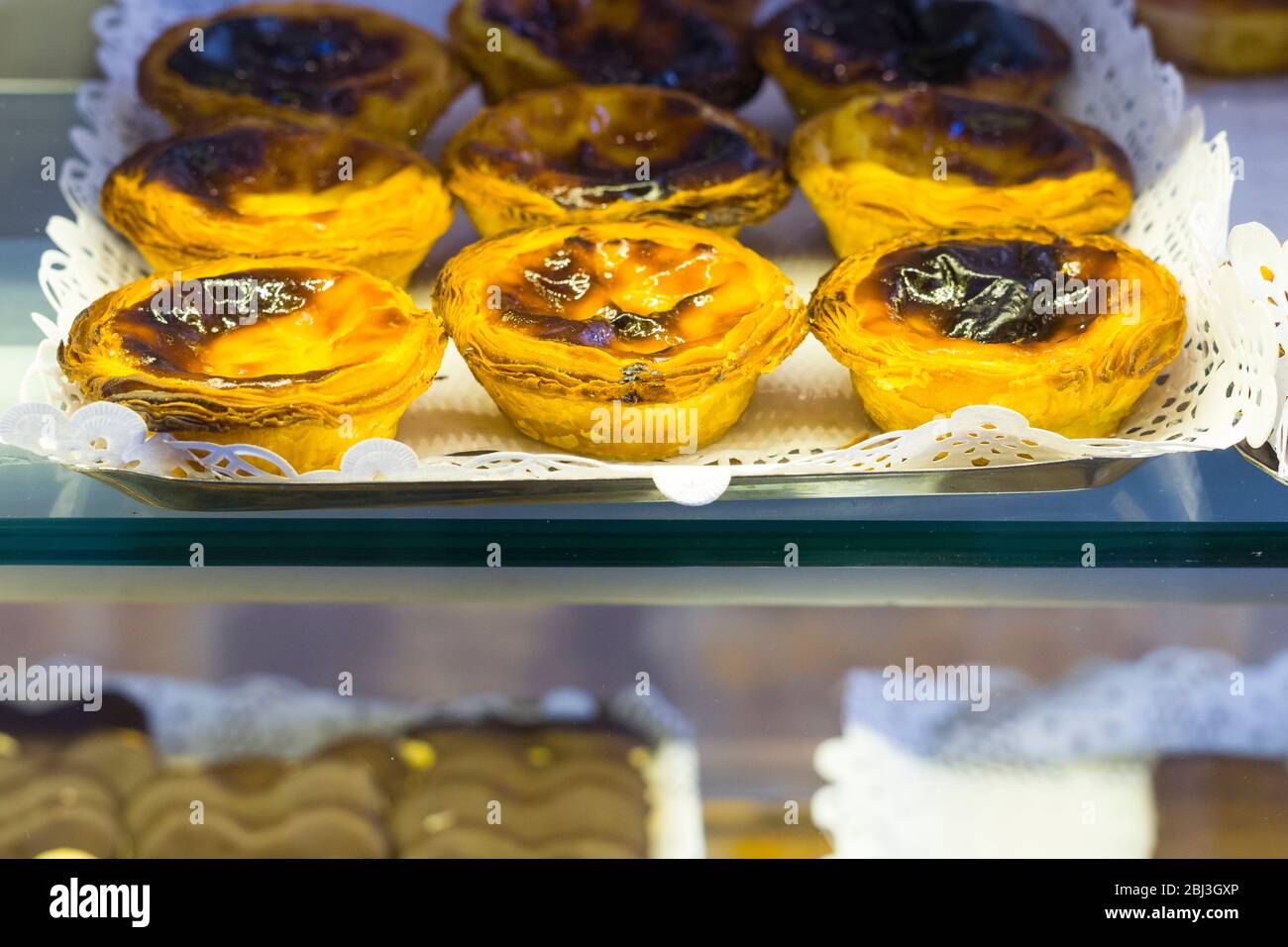 Pastell de Nata berühmte portugiesische Puddingtörtchen zum Verkauf in der Konditorei Confeitaria Nacional und Cafeteria in Praa da Figueira, Portugal Stockfoto