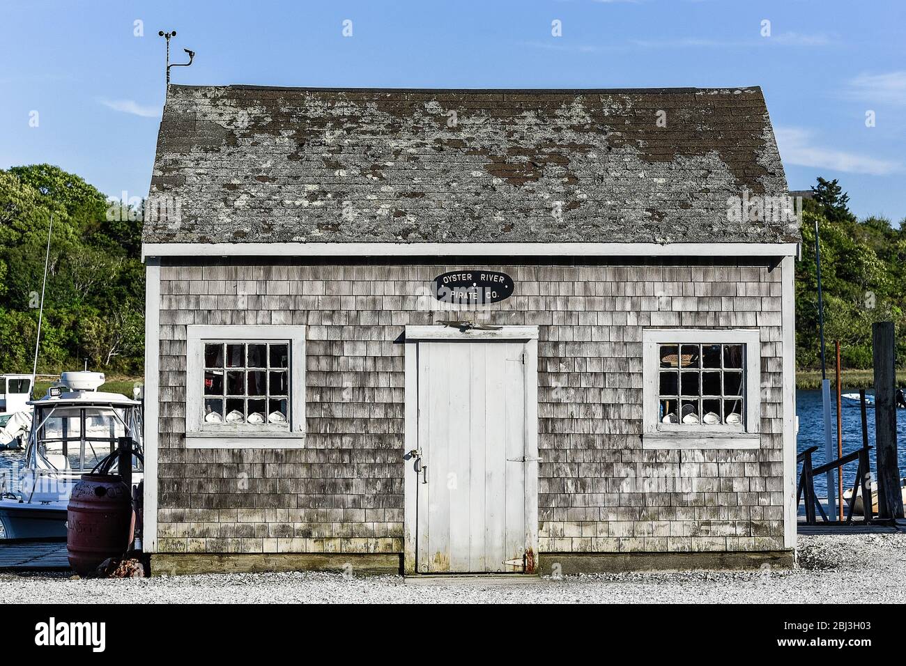 Verwitterte Fischerhude am Oyster River in Massachusetts. Stockfoto