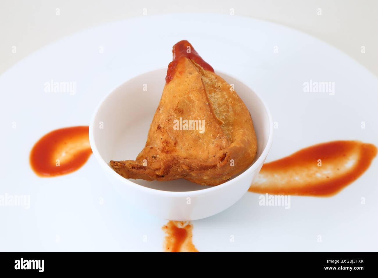 Samosa mit Sauce mit Chutney Stockfoto