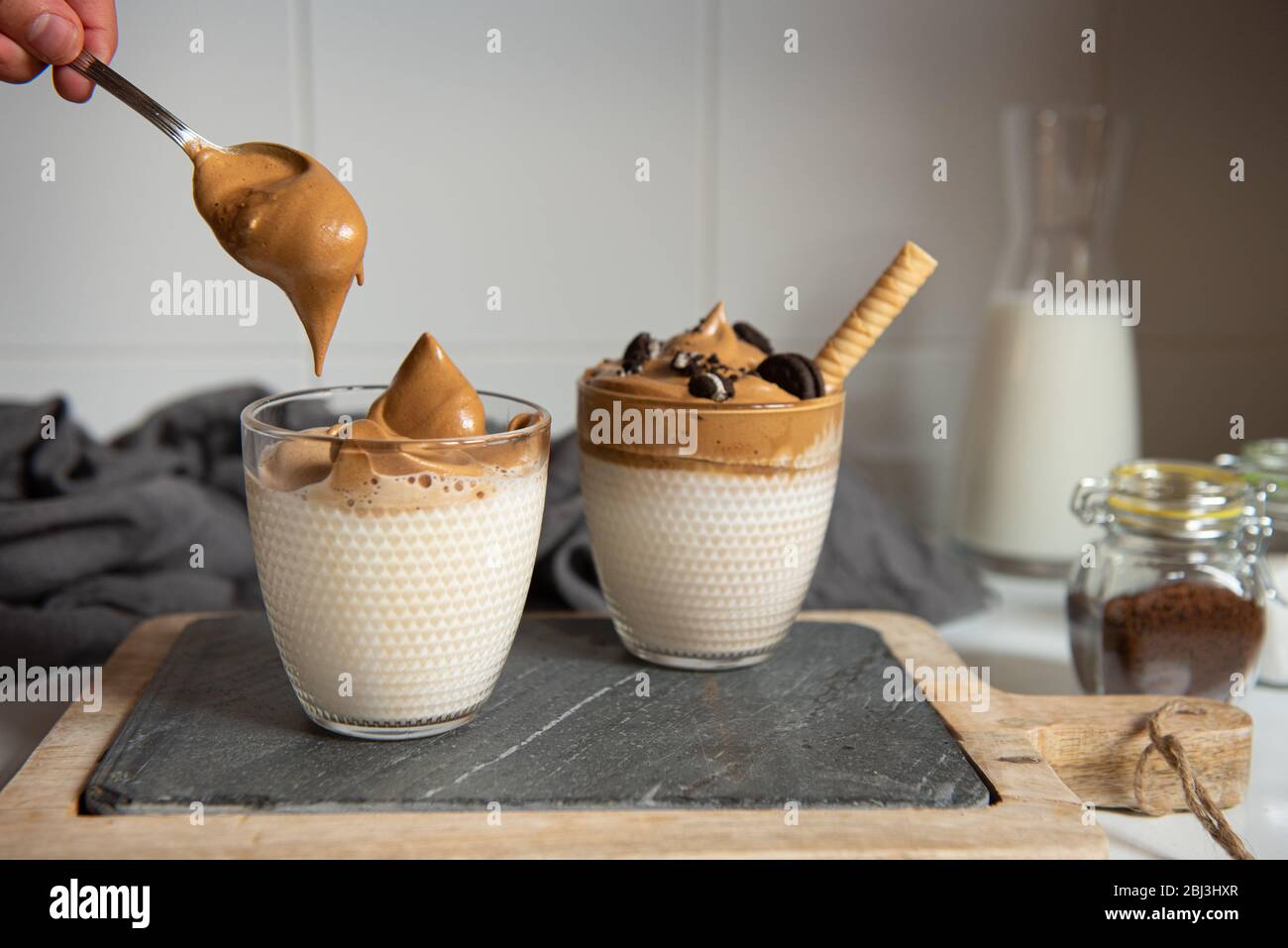 Dalgona Coffee – Kaffee oder Espresso-Pulver, mit Zucker und heißem Wasser geschlagenen. Eiskaffee, gepeitscht, Dalgona-Kaffee-Konzept. Stockfoto