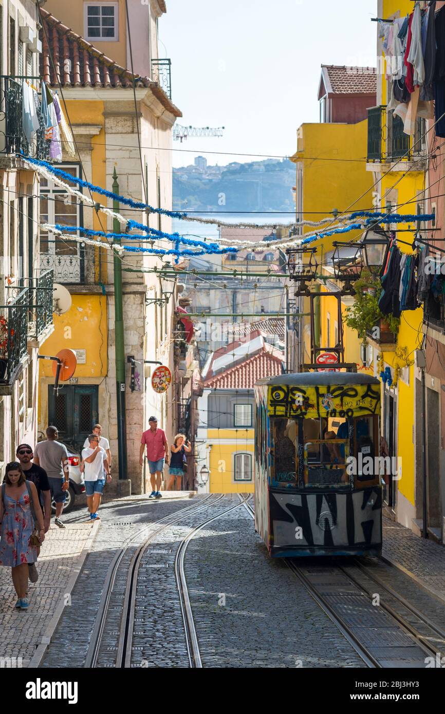 Standseilbahn - Elevador da Bica mit Graffiti tragen die Einheimischen und Touristen steigt steilen Hügel in der Stadt Lissabon, Portugal Stockfoto
