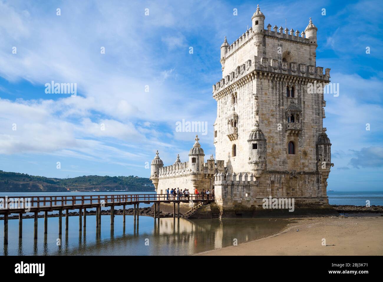 Touristen besuchen den Turm von Belem - der Turm von Saint Vincent ist eine Festung aus dem 16. Jahrhundert und Tor zu Lissabon, Portugal Stockfoto