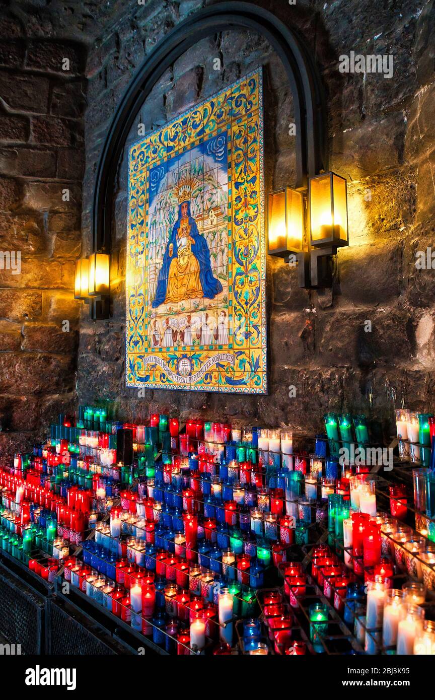 Votivkerzen zu einer Ikone der Abtei Santa Maria de Montserrat in Monistrol de Montserrat in Spanien Stockfoto