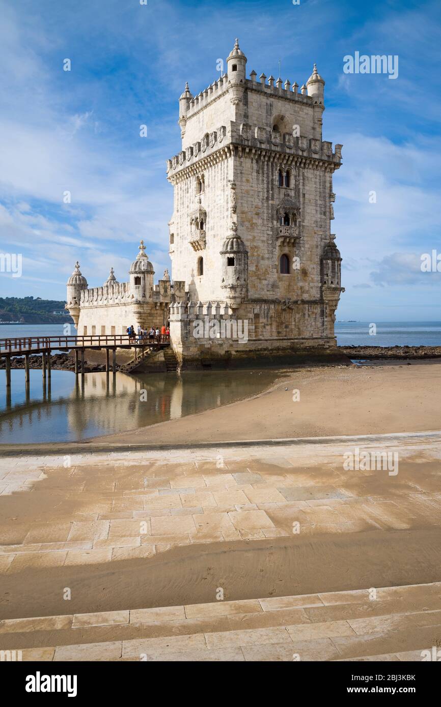 Touristen besuchen den Turm von Belem - der Turm von Saint Vincent ist eine Festung aus dem 16. Jahrhundert und Tor zu Lissabon, Portugal Stockfoto