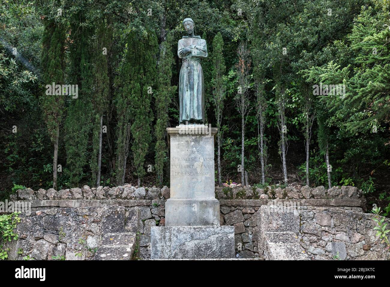 Statue des hl. Franz von Assisi auf dem Gelände der Abtei Santa Maria de Montserrat in Monistrol de Montserrat in Spanien. Stockfoto