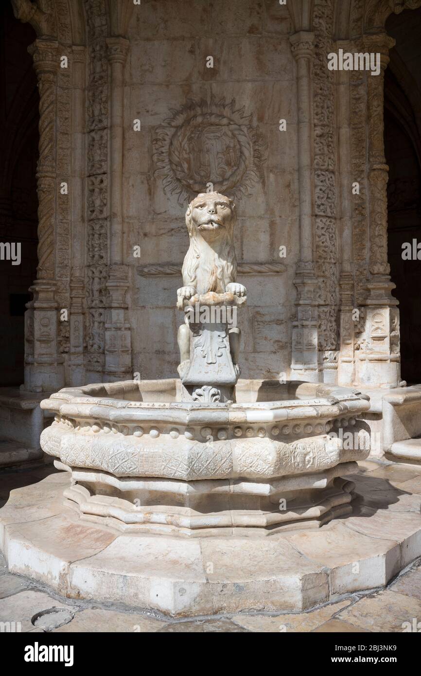 Wasserbrunnen mit Statue des Löwen im berühmten Kloster von Jeronimos - Mosteiro dos Jeronimos in Lissabon, Portugal Stockfoto