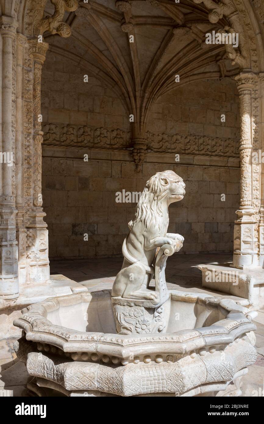 Wasserbrunnen mit Statue des Löwen im berühmten Kloster von Jeronimos - Mosteiro dos Jeronimos in Lissabon, Portugal Stockfoto