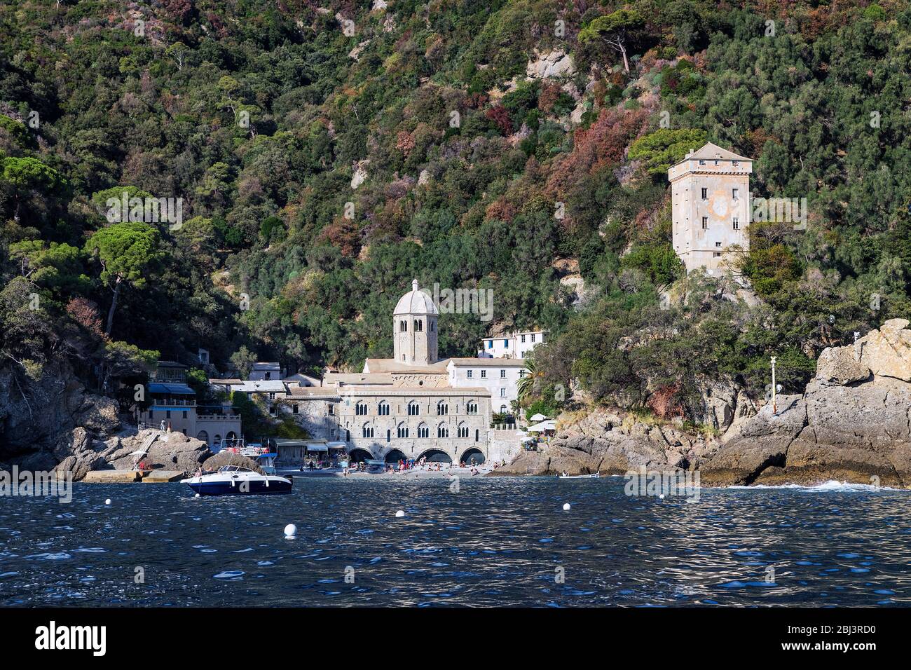 Küstendorf und Strand von San Fruttuoso in Ligurien in Italien. Stockfoto