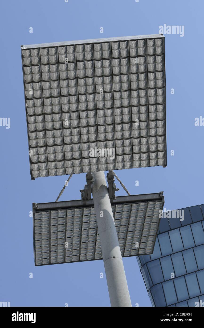 Wien, Österreich. Reflektoren für die indirekte Beleuchtung von Straßen und Plätzen Stockfoto