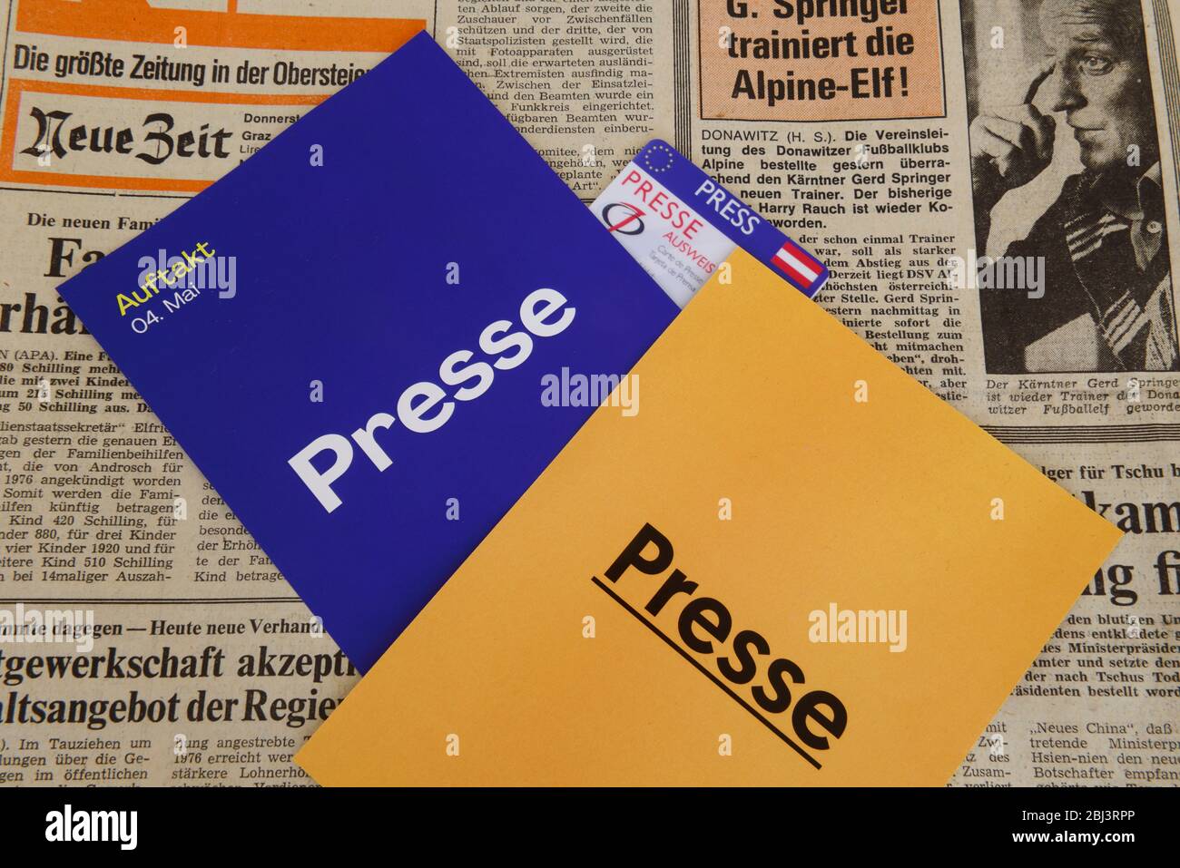 Wien, Österreich. Drücken Sie Karten auf einer alten Zeitung Stockfoto