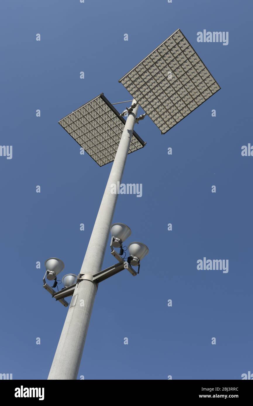 Wien, Österreich. Reflektoren für die indirekte Beleuchtung von Straßen und Plätzen Stockfoto
