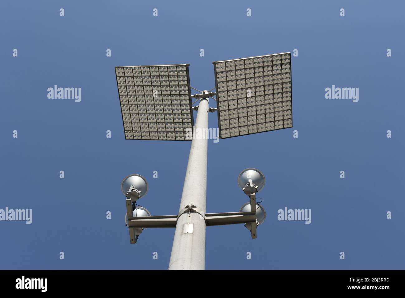 Wien, Österreich. Reflektoren für die indirekte Beleuchtung von Straßen und Plätzen Stockfoto