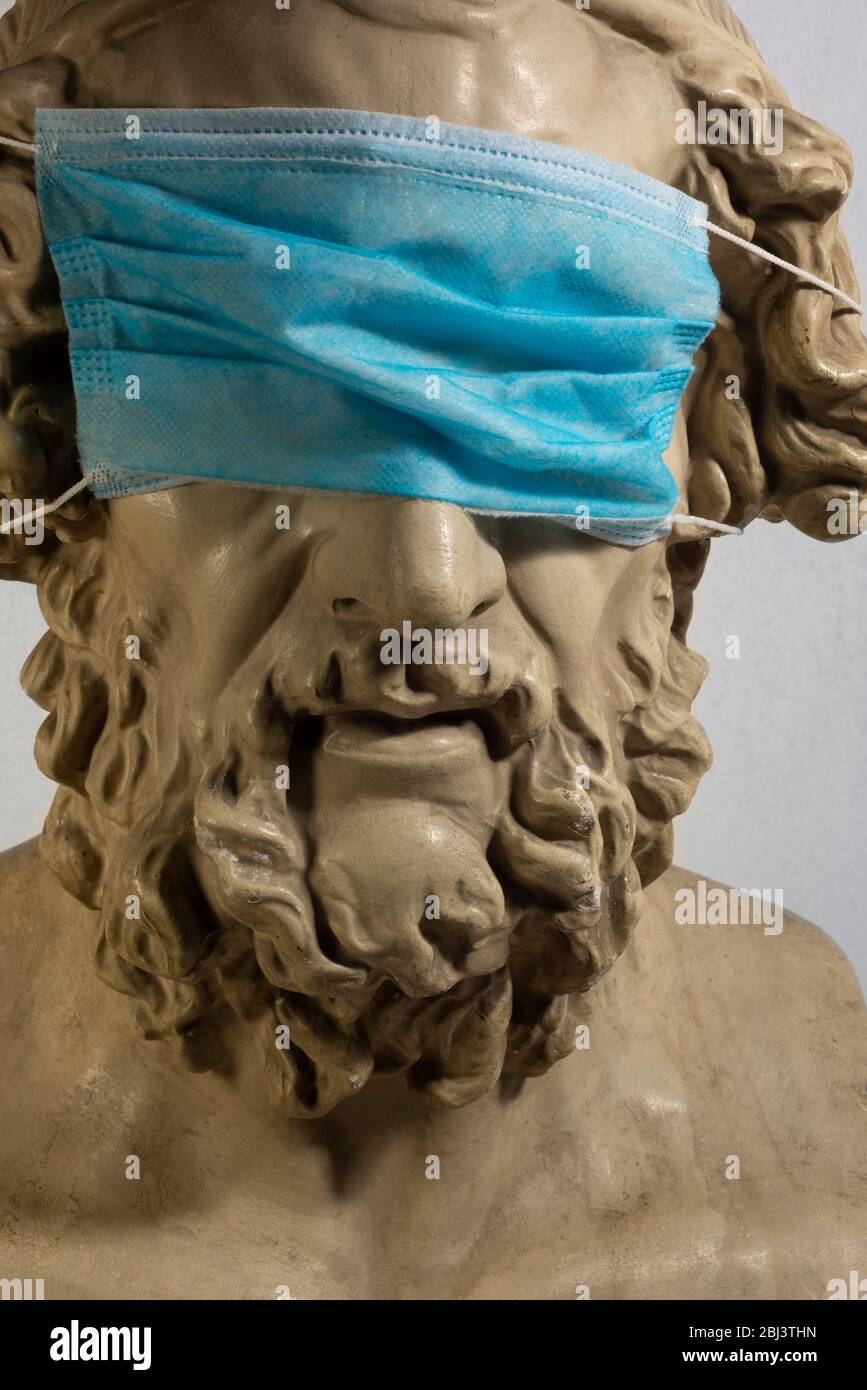 Gipskopie der antiken Statue Homer trägt Virus Gesichtsmaske Stockfoto