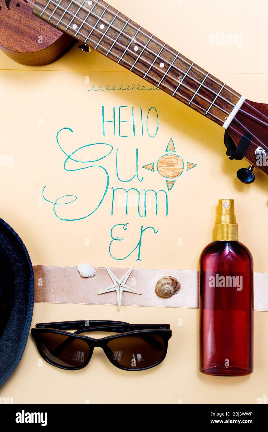 Hallo Sommer handgeschriebene Kalligraphie Karte mit saisonalen Zubehör Stockfoto