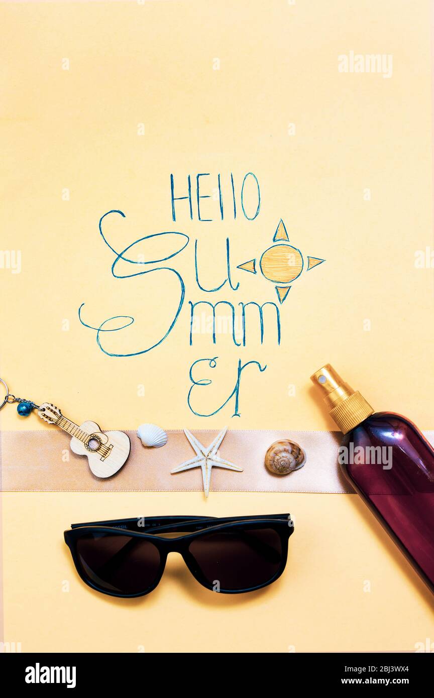 Hallo Sommer handgeschriebene Kalligraphie Karte mit saisonalen Zubehör Stockfoto