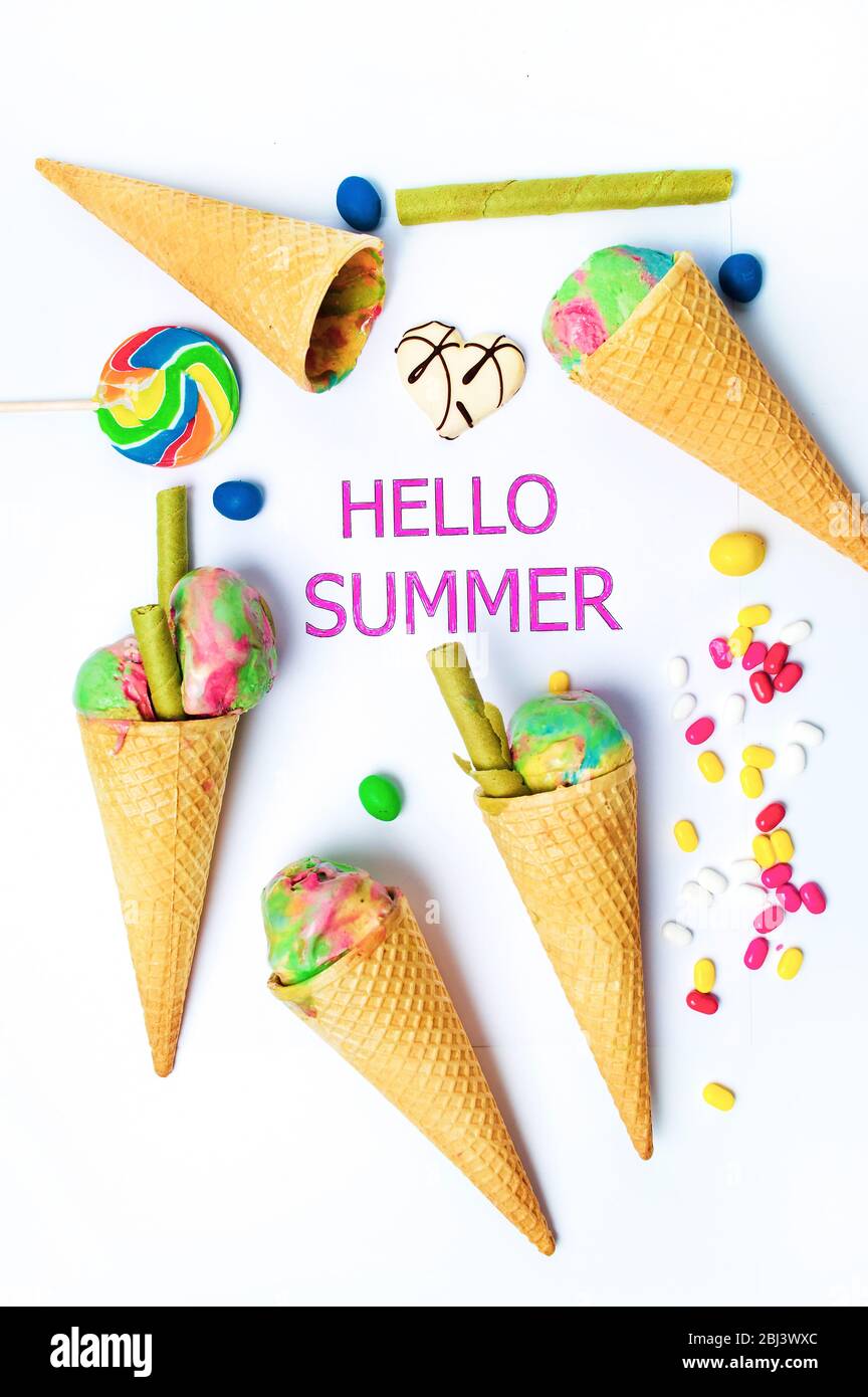 Hallo Sommer Hintergrund mit Eistüten auf Weiß Stockfoto
