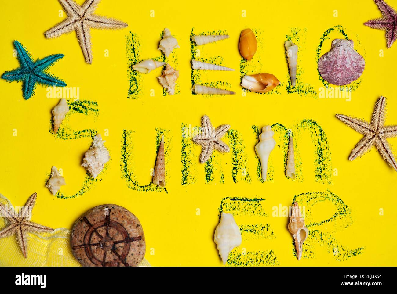 Hallo Sommer Hintergrund mit Seesterne Muscheln und saisonale Symbole flach legen Hintergrund, Sommerferien Saison abstrakt Stockfoto