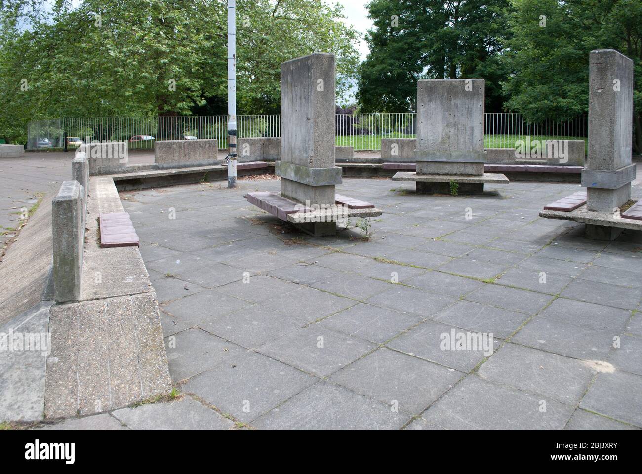 Landschaftsgestaltung außerhalb des Crystal Palace Sports Centre, London SE19 Stockfoto