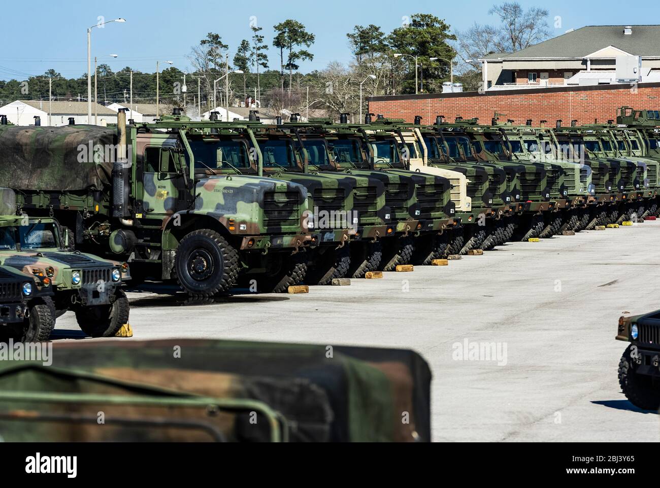 Militärfahrzeuge im Marine Corps Base Camp Lejeune in North Carolina. Stockfoto