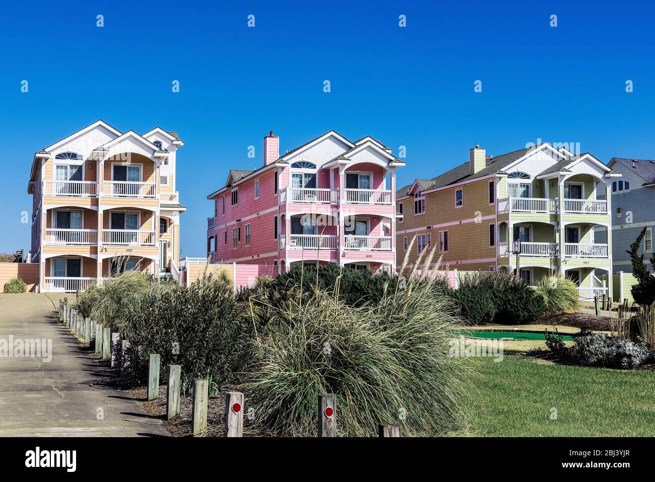 Bunte Strandhäuser in Kill Devil Hills. Stockfoto