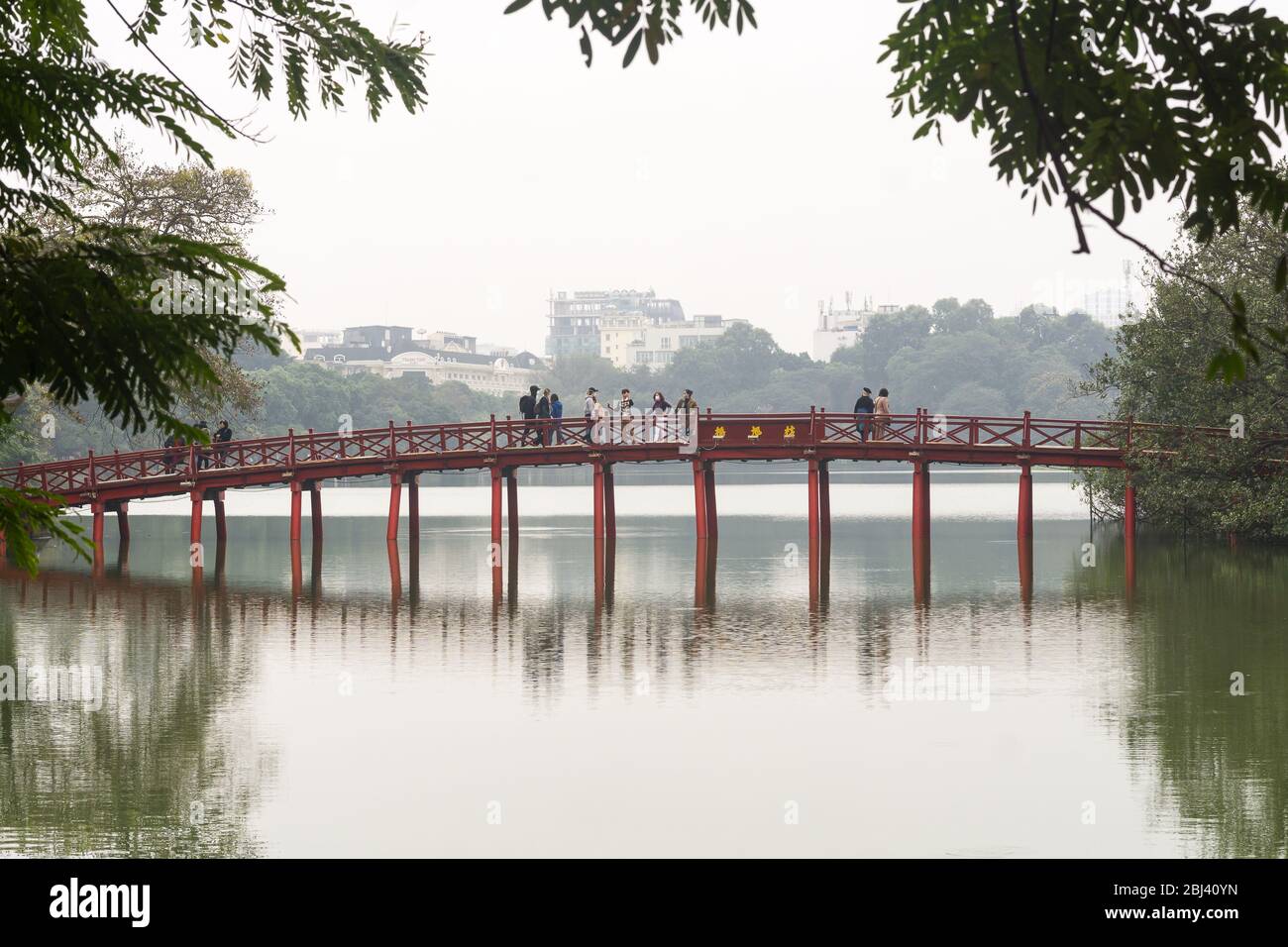 Hanoi Huc Bridge - Scarlet Brücke auf Hoan Kiem See in Hanoi, Vietnam, Südostasien. Stockfoto