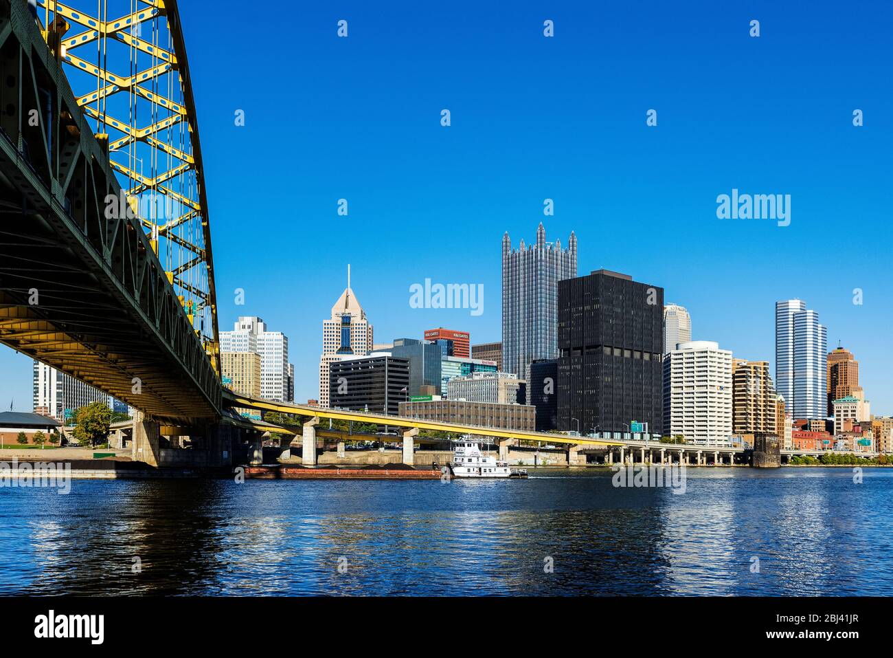 Skyline der Stadt und Fort Pitt Bridge in Pittsburgh. Stockfoto