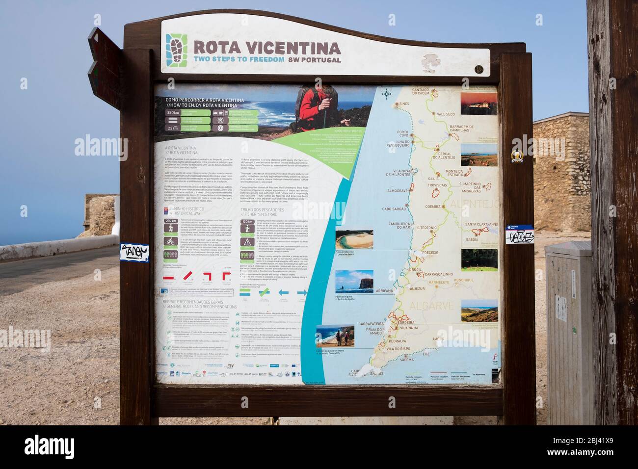 Cabo de Sao Vincente. Solo Backpacker Trekking auf der Rota Vicentina und Fischerstoilpfad in Algarve, Portugal. Wandern zwischen Meer, Natur und sein Stockfoto
