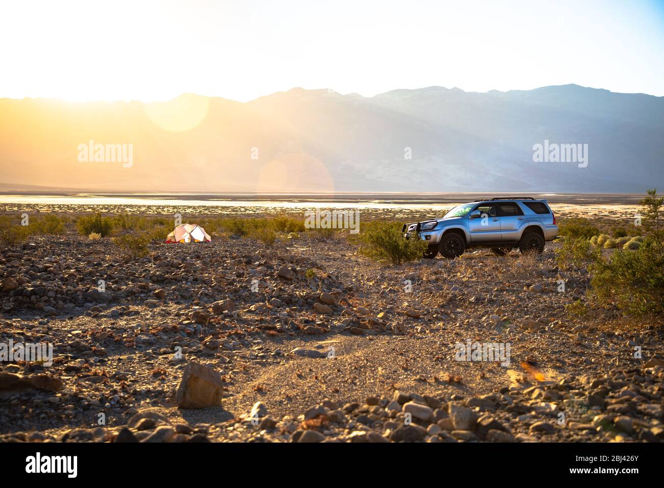 Fahren Camping in der Wildnis bei Sonnenaufgang Stockfoto