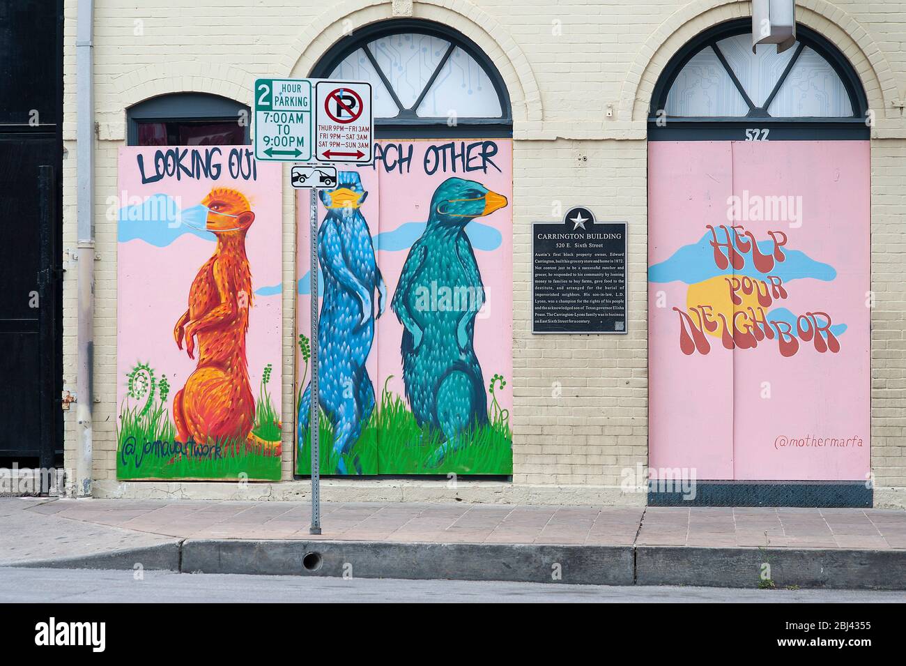 Austin, Texas, USA. April 2020. 28. April 2020: Die Innenstadt von East Sixth Street ist wegen Covid-19 mit dem Board vernagelt. Texas-Gouverneur Greg Abbott gab bekannt, dass die Restaurants in Texas und alle Einzelhandelsgeschäfte ab Freitag bei 25 % Kapazität wieder eröffnet werden können. Austin, Texas. Mario Cantu/CSM. Quelle: Cal Sport Media/Alamy Live News Stockfoto