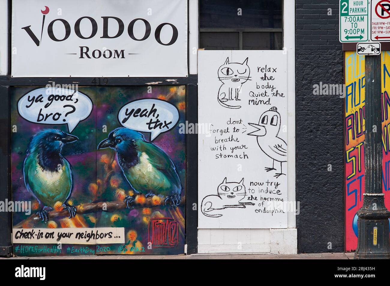 Austin, Texas, USA. April 2020. 28. April 2020: Die Innenstadt von East Sixth Street ist wegen Covid-19 mit dem Board vernagelt. Texas-Gouverneur Greg Abbott gab bekannt, dass die Restaurants in Texas und alle Einzelhandelsgeschäfte ab Freitag bei 25 % Kapazität wieder eröffnet werden können. Austin, Texas. Mario Cantu/CSM. Quelle: Cal Sport Media/Alamy Live News Stockfoto