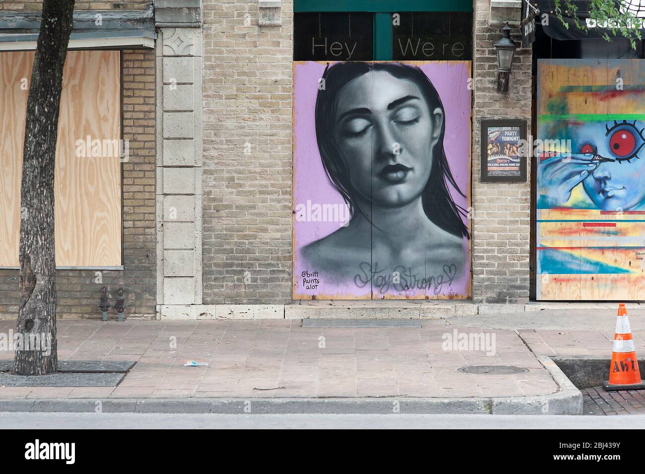 Austin, Texas, USA. April 2020. 28. April 2020: Die Innenstadt von East Sixth Street ist wegen Covid-19 mit dem Board vernagelt. Texas-Gouverneur Greg Abbott gab bekannt, dass die Restaurants in Texas und alle Einzelhandelsgeschäfte ab Freitag bei 25 % Kapazität wieder eröffnet werden können. Austin, Texas. Mario Cantu/CSM. Quelle: Cal Sport Media/Alamy Live News Stockfoto