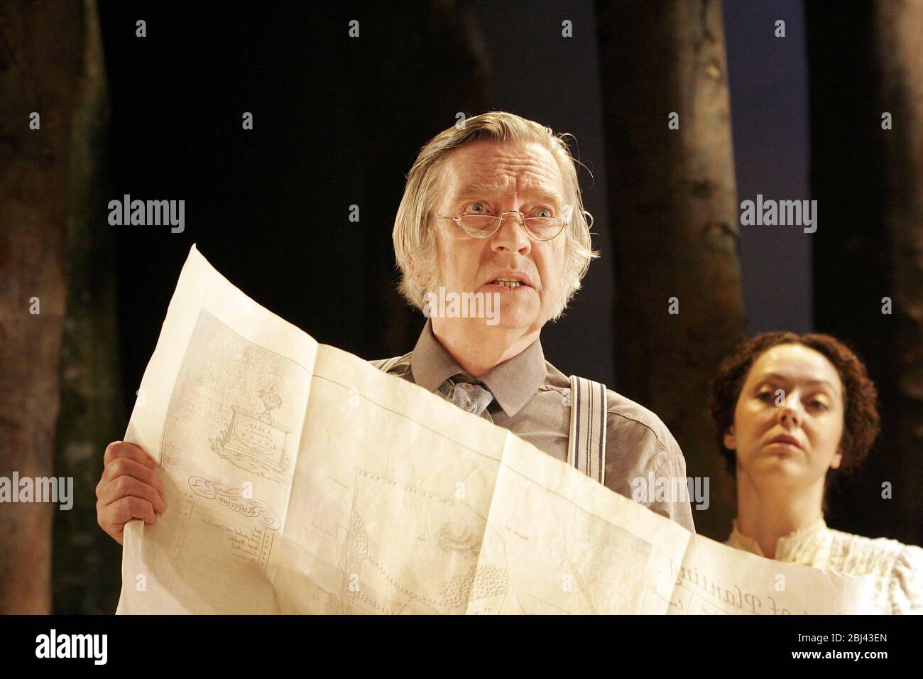 Tom Courtenay (Christopher Gore), Derbhle Crotty (Margaret O'Donnell) im HEIMATORT von Brian Friel am Comedy Theater, London 2005 A Gate Theatre, Dublin Regie: Adrian Noble Stockfoto