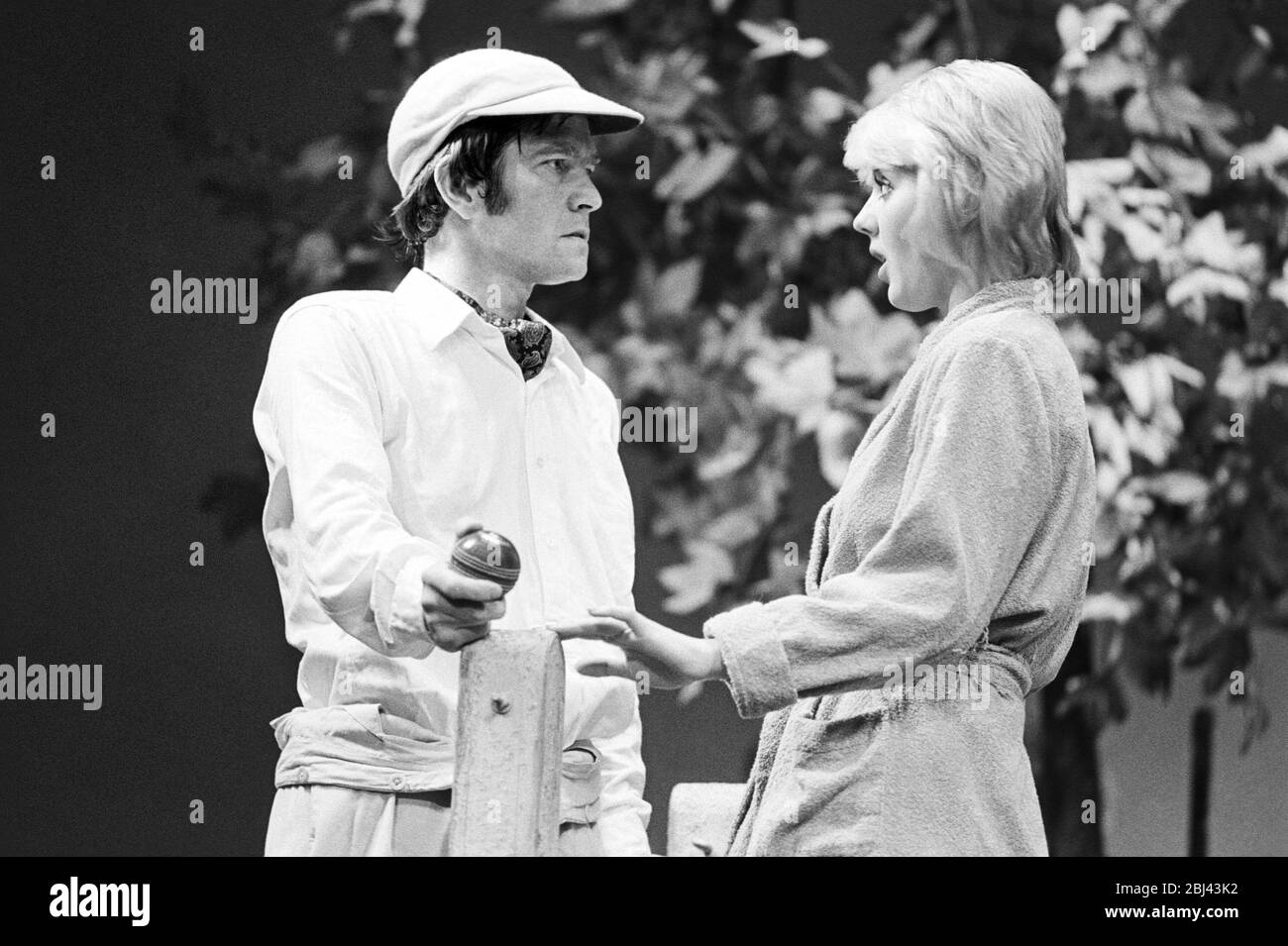 Tom Courtenay (Leonard), Cheryl Kennedy (Joan) immer WIEDER von Alan Ayckbourn im Comedy Theater, London 1972 Design: Alan Tagg Beleuchtung: Mick Hughes Regie: Eric Thompson Stockfoto