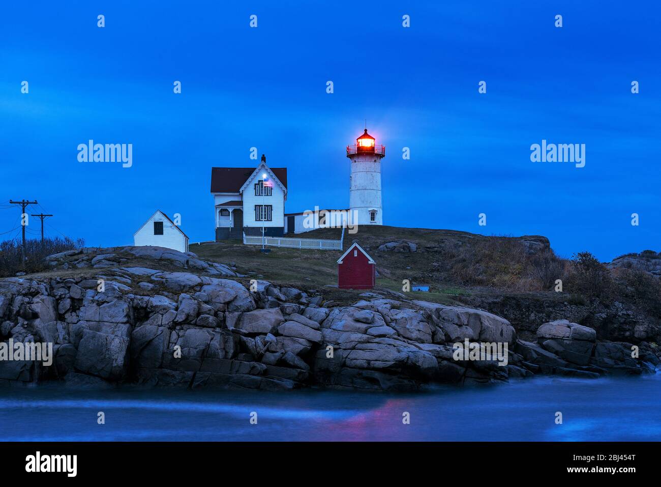 Nubble Leuchtturm bei Nacht. Stockfoto
