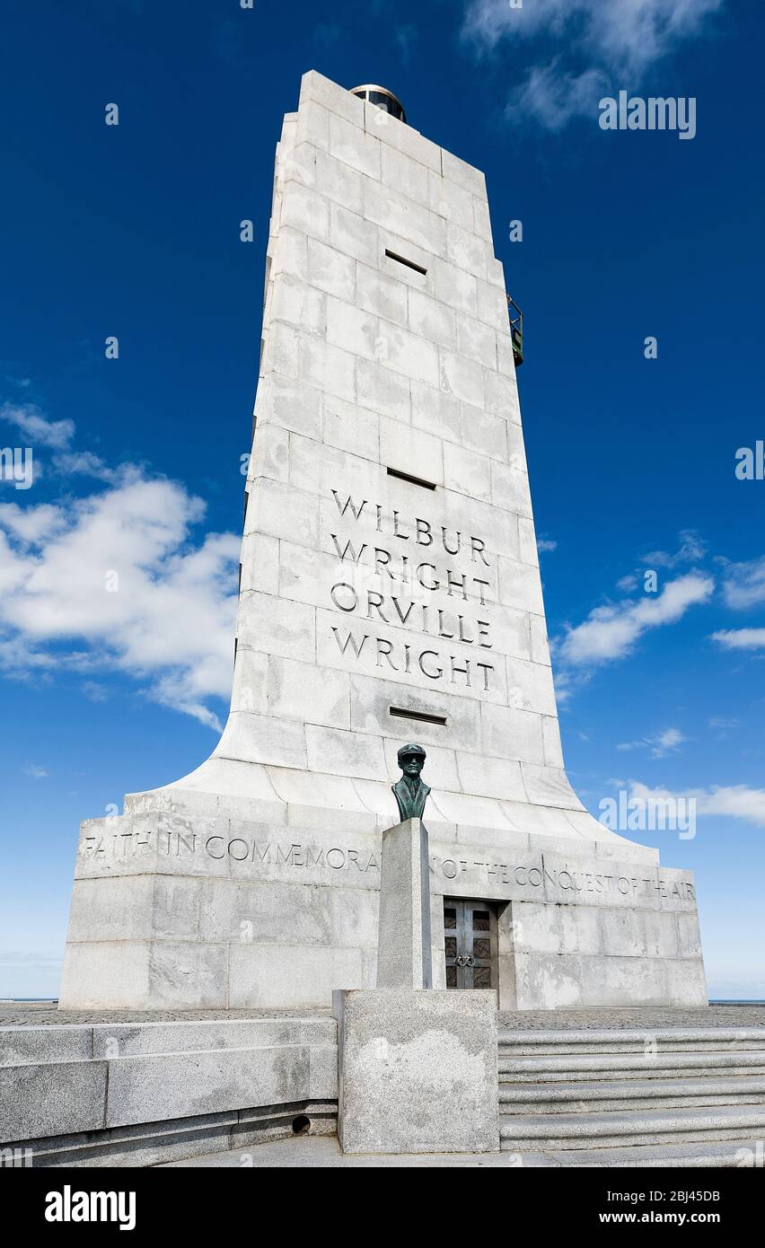 Denkmal für den historischen Erstflug am Wright Brothers National Memorial in North Carolina. Stockfoto