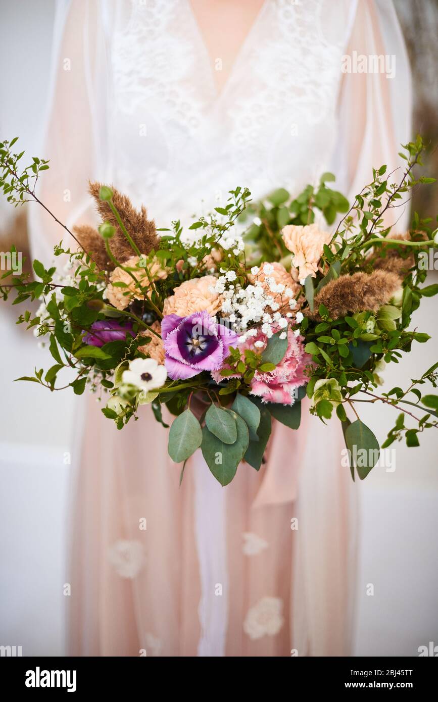Sehr schöne junge Frau mit großen und schönen bunten Blumen Hochzeit Bouquet Stockfoto