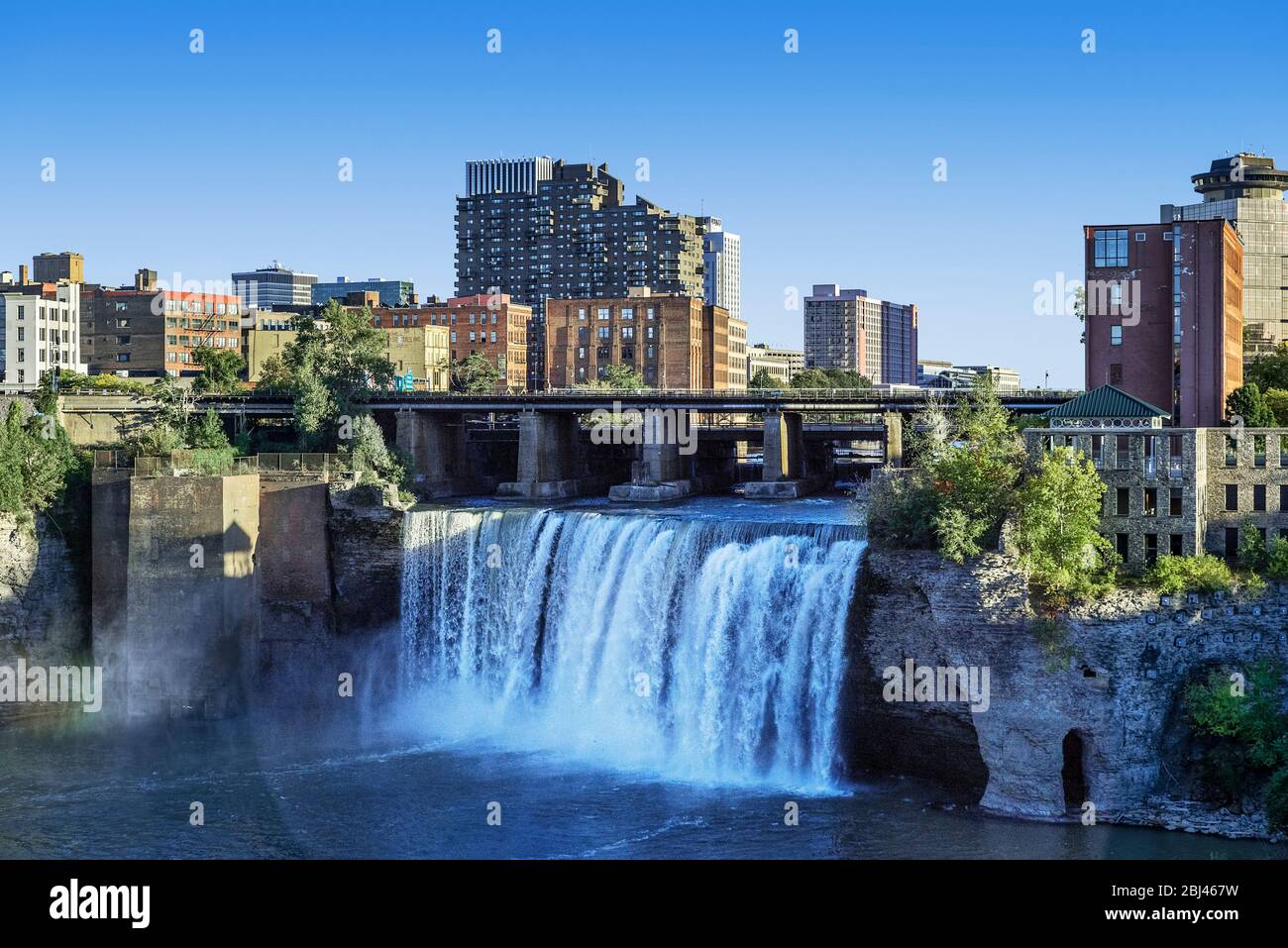 High Falls am Genesee River, der durch die Innenstadt von Rochester fließt. Stockfoto