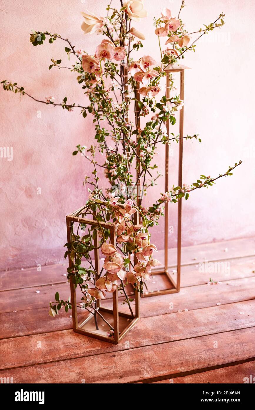 Festliche Dekoration von Orchideen im Vintage-Stil. Alle Nuancen von weichem Rosa Stockfoto