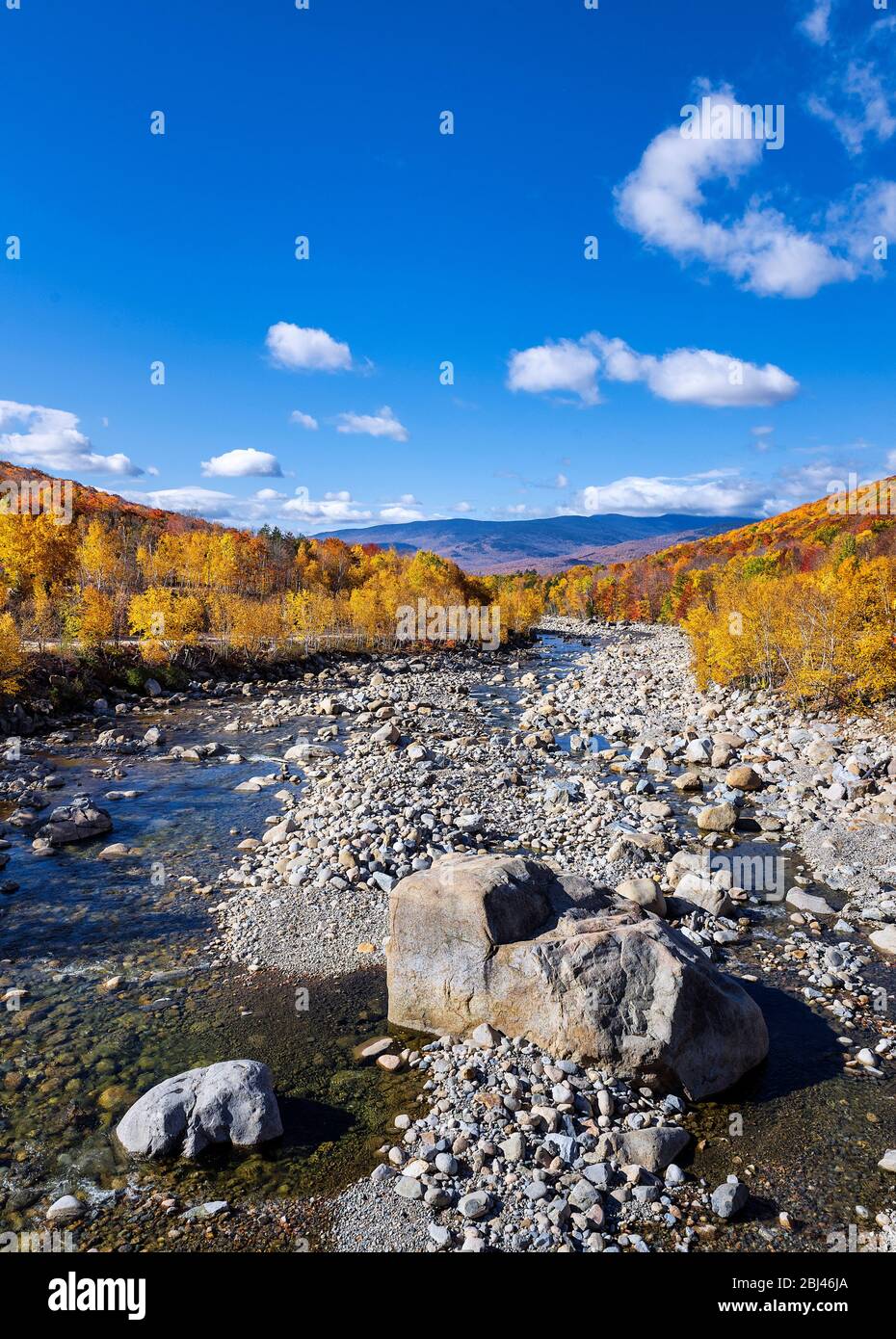 Herbstlaub und der Pemigrawasset River in New Hampshire. Stockfoto