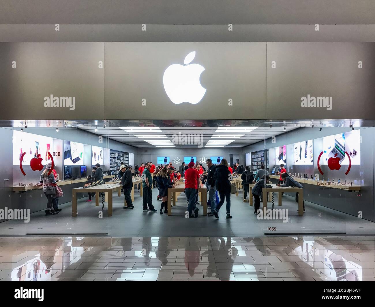 Überfüllter Apple-Laden in der Cherry Hill Mall in New Jersey. Stockfoto