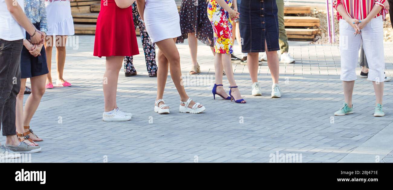 Social Dance and Flashmob Concept - Spaß und Tanz mit im Sommer auf einer Stadtstraße. Nahaufnahme der Füße der Tänzer. Stockfoto