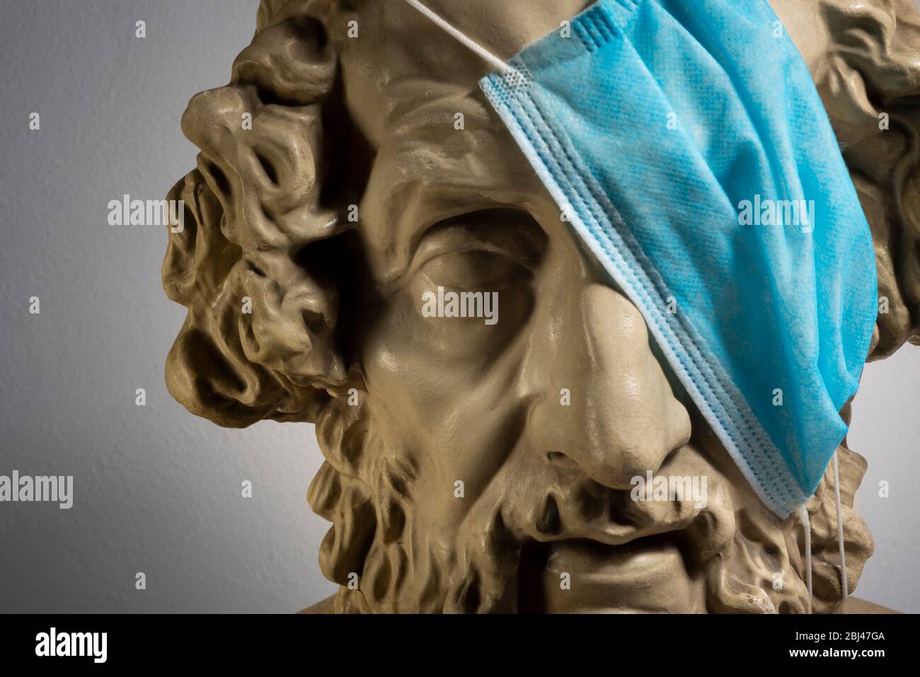 Gipskopie der antiken Statue Homer trägt Virus Gesichtsmaske Stockfoto