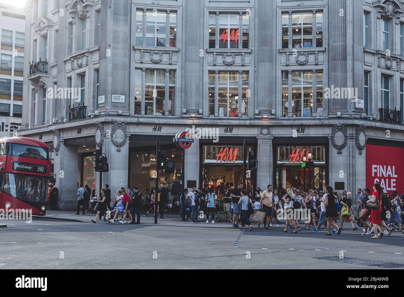 London/UK-24/07/18: H&M Kaufhaus am Oxford Circus in London. H&M ist ein  schwedisches multinationales Bekleidungseinzelhandelsunternehmen, das für  seine schnelle Mode bekannt ist Stockfotografie - Alamy